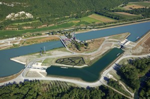 France, Ain (01), Culoz, ecluse de Chautagne sur le Rhone (vue aerienne)